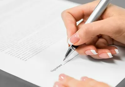 Hogy lehet egy szerződést cégszerűen aláírni, mitől lesz egy aláírás cégszerű?